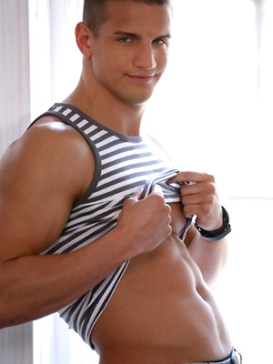 Gay porn pics Nigel - the hot muscled stud