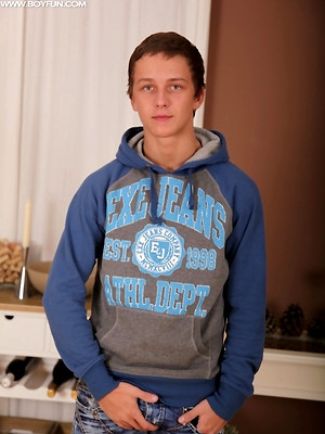 Free gay xxx pics with Super cute college boy Thomas Swings busts a nut.