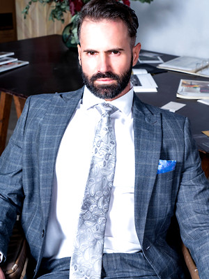 Gay male in Servicing The Boss