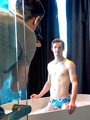 Free gay porn pics with Bath time with Brad Hunter