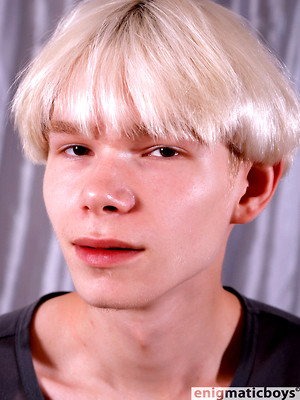 Twinks xxx pics - Skinny boy Luke