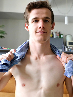 Gay sex pics with Aussie boy Brad Hunter showing off his thick tool