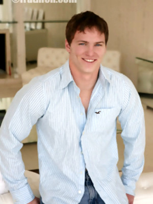 Gay sex pics with Peython shows his sexy body