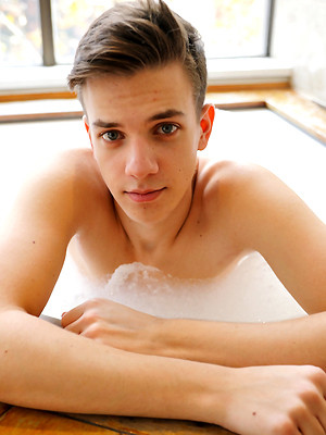 Free gay xxx pics with Soaping up with Aussie boy Connor Peters