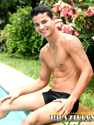 Twinks xxx pics - Latin jock Leon Pavia posing naked outdoors