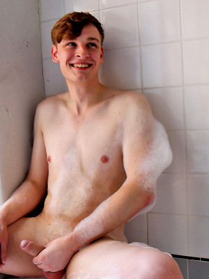 Hot twinks porn pics - Take a bubble bath with our cute mate Lincoln Hall