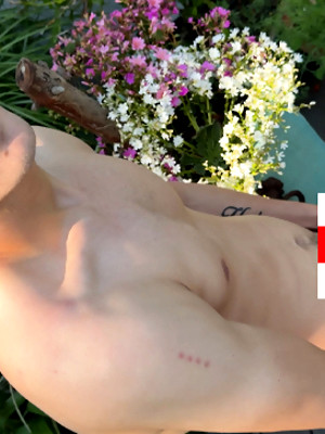 Gay boys pics - Amateur brit twink shows his sexy ass