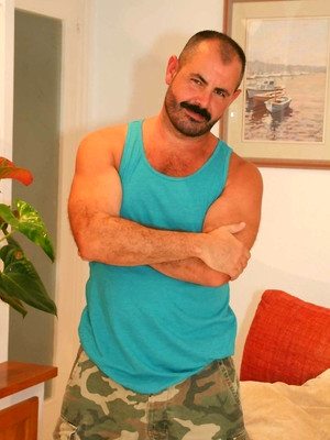 Free gay porn pics with Rodrigo Toro mature solo