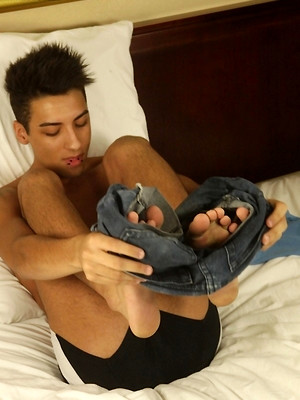 Twinks xxx pics - Smooth twink Roman Daniels busts a nut onto his stomach.