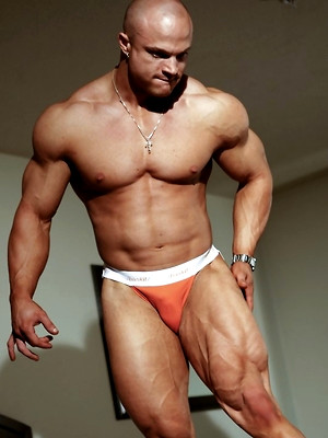 Free gay porn pics with Muscle man Kyle shows his butt