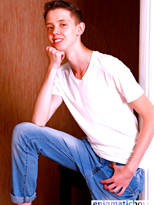 Hot twinks porn pics - Stanis shows uncut dick