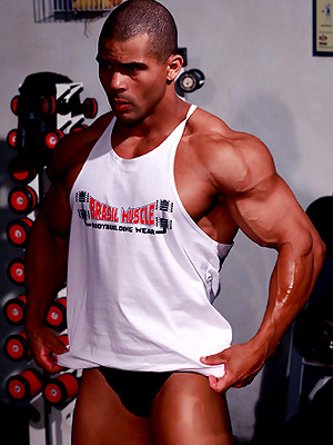 Gay porn pics Shy Straight Pro Bodybuilder Jerks off on the gym floor!