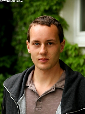 Twinks xxx pics - Gorgeous Tim Sitwell busts a nut outdoors.