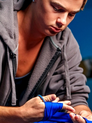 Gay male in Justin Owen gets neked in the cell.