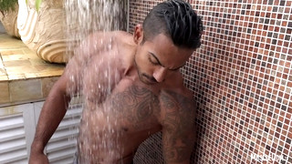 Free gay sex with Hot Muscle Man in Pool