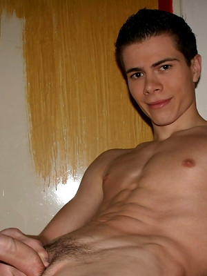 Twinks xxx pics - Twink shows his cock and butt