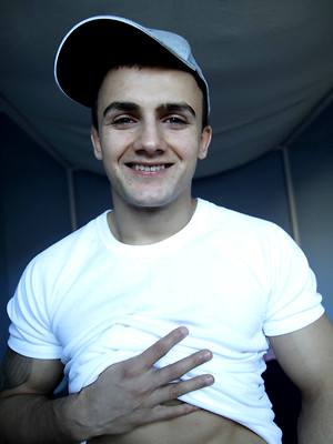 Twinks xxx pics - Wrestler Brady has something he wants you to see