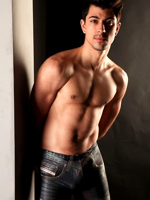 Free gay porn pics with Ruben  posing  for us