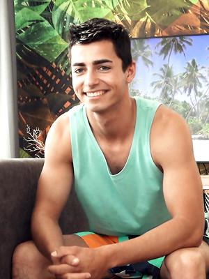 Free gay porn pics with Ayden Mallory solo