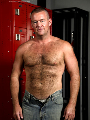 Free gay porn pics with Bruce Mills in a locker room