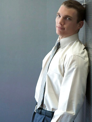 Free gay xxx pics with Office hunk Matt Casey shows his perfect body