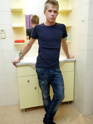 Hot boys nude photos - Blonde twink Chris Jansen jerks off in the bathroom.