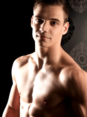 Gay sex pics with Etienne stong fitness body