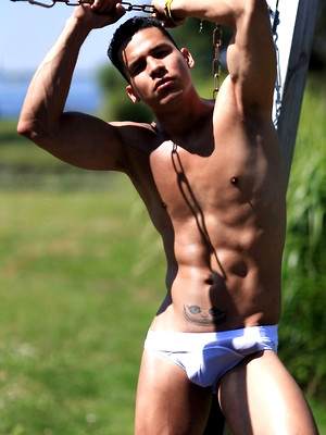 XXX gay photos of Fred posing for us in the garden