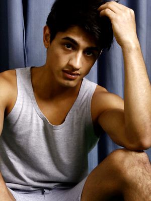 Twinks xxx pics - Good-looking twink posing at the studio