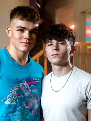Twinks xxx pics - Brooks Hooks Up