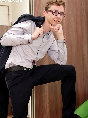 Cute uncut gay boys - Cute twink Brad Casydy stroking his big curved cock.