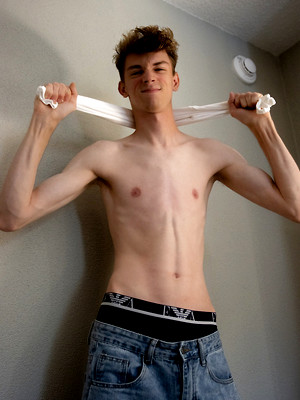 Twinks xxx pics - Nervous Lil Daniel's First Porn EVER