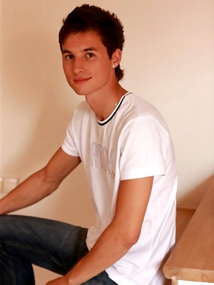 Twinks xxx pics - Skinny twink Gaelan Binoche shows his fat cock