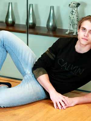 Gay sex pics with Tall Blond Athlete Drew Shows off his Ripped Body