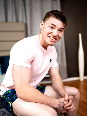 Free gay porn pics with Connor solo