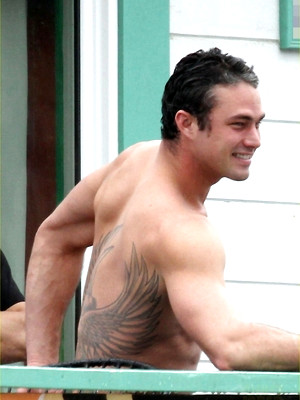 Free gay xxx pics with Taylor Kinney 2
