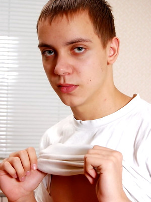 Twinks xxx pics - Sexy lad with six pack abs and shaven pubis offers you real jungle passion